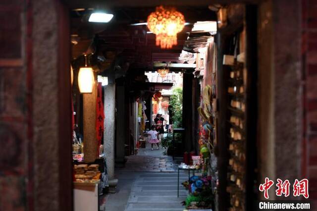 一对母女在五店市传统街区走街串巷。王东明摄