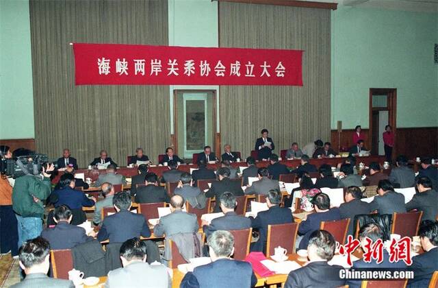 1991年12月16日，海峡两岸关系协会成立大会在北京人民大会堂台湾厅举行。任晨鸣摄