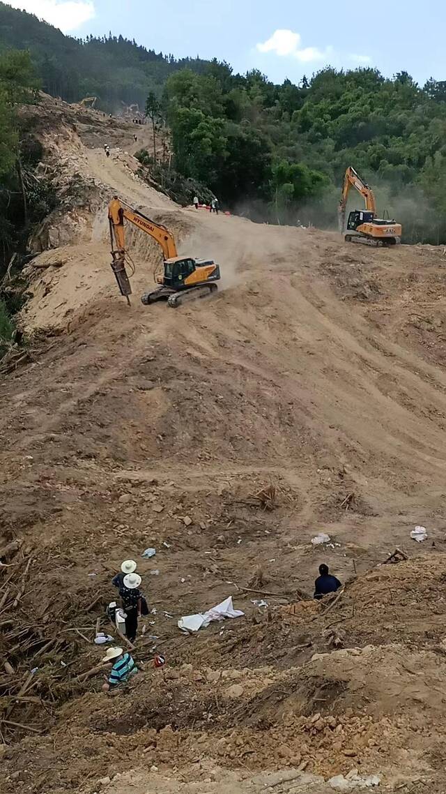 在部分地段，挖掘机将挖斗换做破碎锤，凿碎大块顽石后再做清理平整。受访者供图