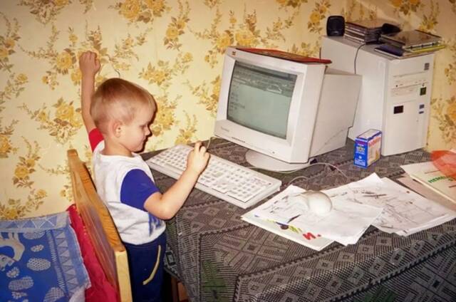 小时候的Vitalik玩弄IBM，图片源自Vitalik博客