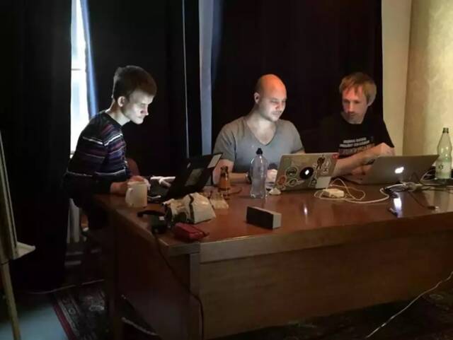 Vitalik、AndreasM。Antonopoulos以及GavinWood在开发以太坊，图片源自Vitalik博客