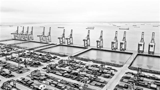 9月14日，江苏省太仓港集装箱码头停止作业，39台岸桥大臂全部收起（无人机照片）