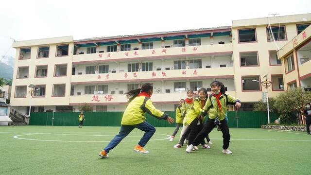 9月14日，课间，学生在泸定县得妥镇中心小学校活动。新华社记者尹恒摄