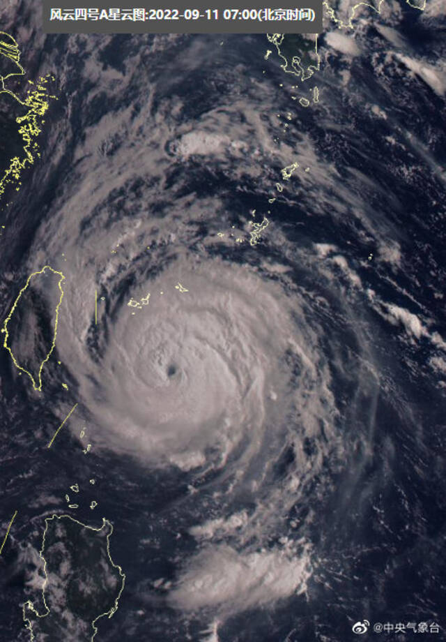9月11日凌晨，“梅花”加强为强台风级，台风眼清晰可见。@中央气象台