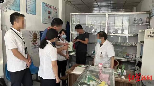 ↑非法出售精麻药品的诊所被查，自贡警方供图