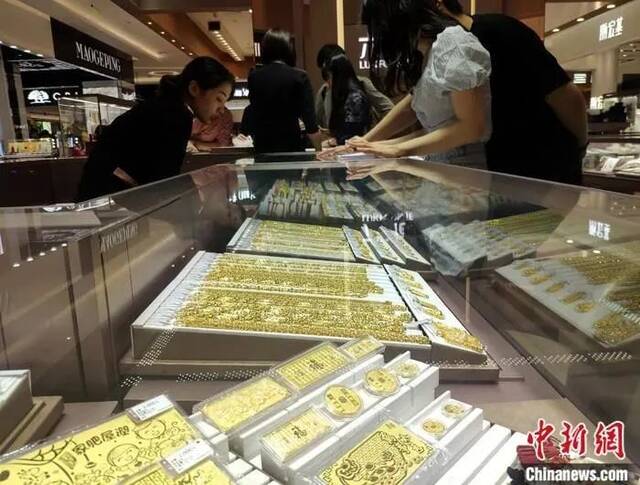 资料图：民众在福州一商场购买黄金饰品。中新社记者吕明摄