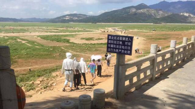 鄱阳湖极枯水竟引游客在湖滩飙车碾压湿地，沿湖县市展开治理