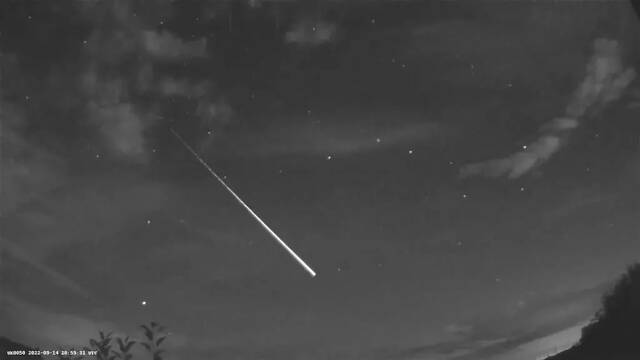 划破爱尔兰和苏格兰夜空的明亮火球是小行星非Starlink卫星