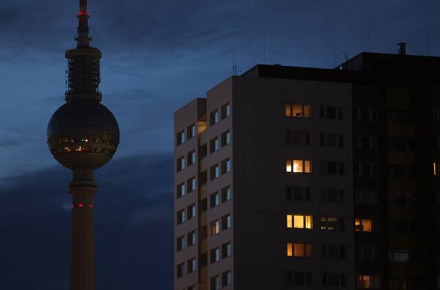当地时间9月8日，德国柏林一座广播塔矗立在市中心一栋公寓楼后面，没有灯光。图片来源：央视新闻