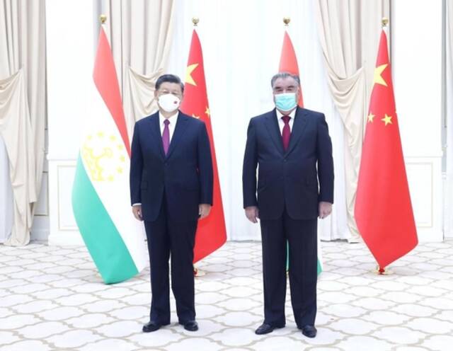 当地时间9月15日上午，国家主席习近平在撒马尔罕国宾馆会见塔吉克斯坦总统拉赫蒙。新华社记者鞠鹏摄