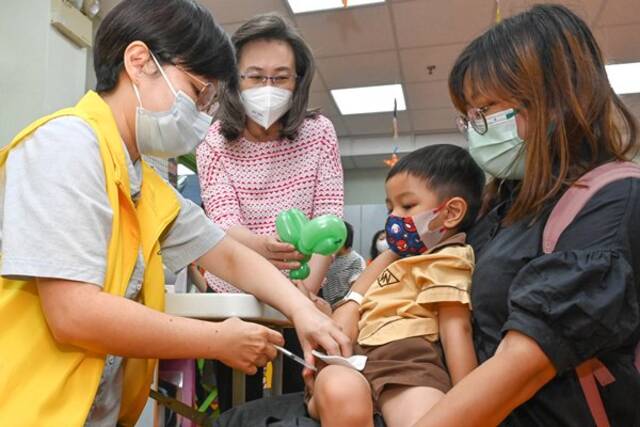 公务员事务局局长杨何蓓茵（左二）了解幼童接种疫苗情况图源：香港特区政府新闻网