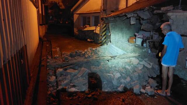 花莲70年老房“土角屋”墙面倒塌。图片来源：台湾“中时新闻网”