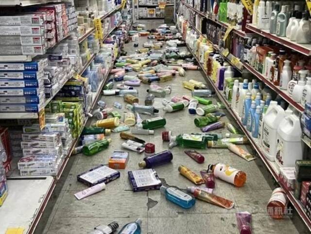 图为台东一处卖场物品掉落。图片来源台湾“中央社”卢太城摄