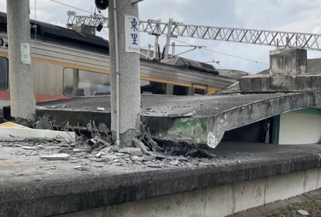 台湾地震导致车站受损。（台媒报道截图）