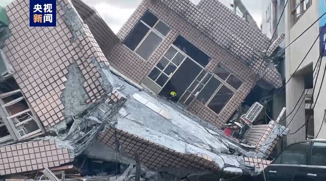 救援人员已从台湾花莲县地震倒塌大楼里救出一人