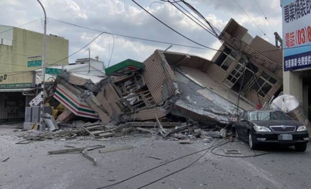 台湾地震疑导致大楼倒塌。（台媒报道截图）