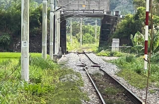 台铁东竹站发生了铁轨严重扭曲的情况。（台媒报道截图）