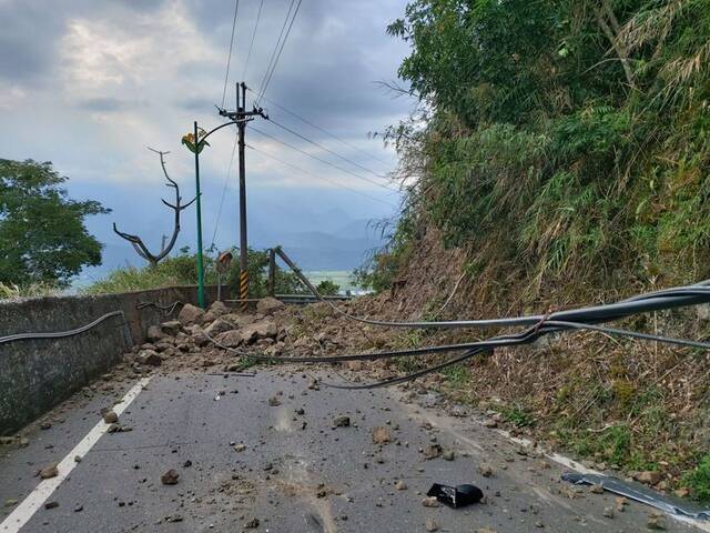 花莲发生6.9级地震 台媒：赏花胜地赤科山近400游客受困