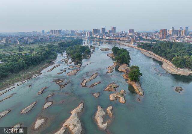 2022年9月17日，湖南永州，潇水河道县段水量减少，部分河床祼露。视觉中国图