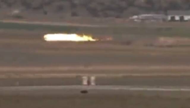 美国内华达州一场飞行比赛中的飞机坠毁并起火。（视频截图）