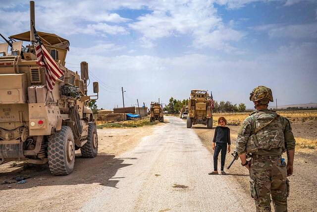 资料图：美军在叙利亚村庄巡逻