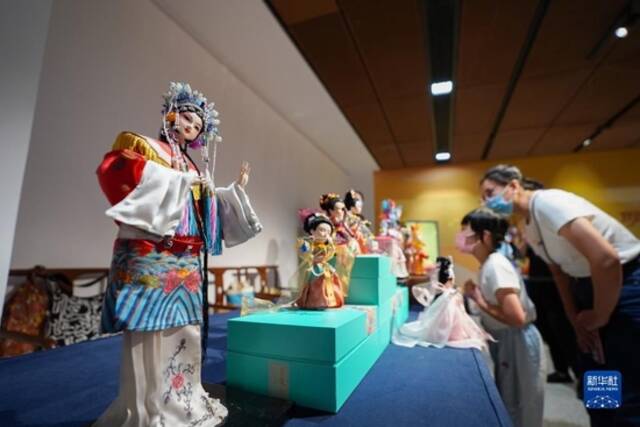 观众在中国工艺美术馆（也称中国非物质文化遗产馆）观看北京绢人工艺品（2022年9月10日摄）。新华社记者陈钟昊摄