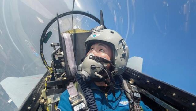 空军首批歼-10飞行学员在指定空域展开实战化训练（2022年4月6日摄）。新华社发（李敏摄）