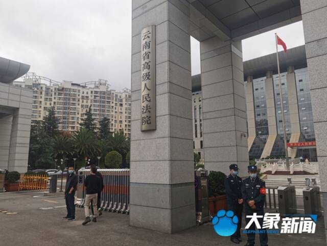 南京女大学生被害案二审维持原判，受害者父亲：被告洪峤听到结果后瘫坐椅子上