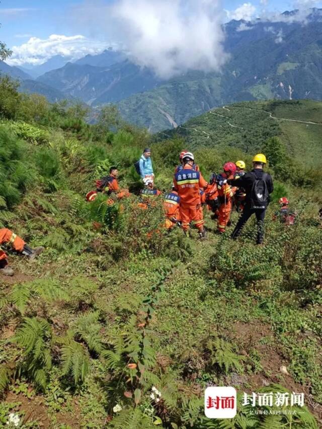 救援人员正在搜救甘宇