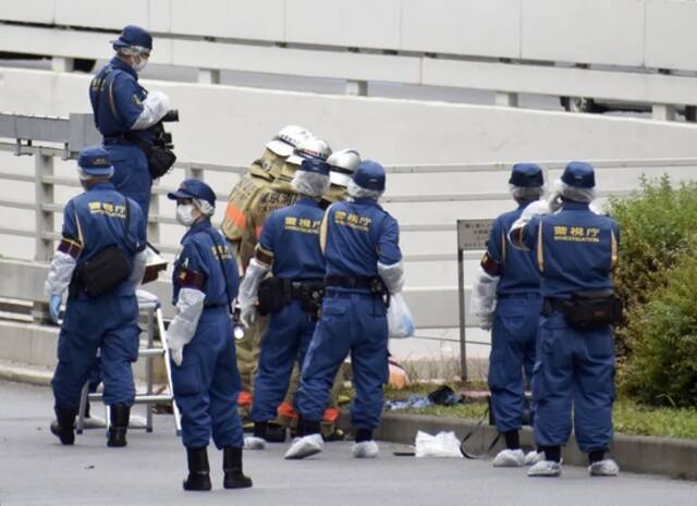 当地时间2022年9月21日，日本东京，一名男子在首相官邸附近自焚。图为警察在现场进行调查。图/IC photo