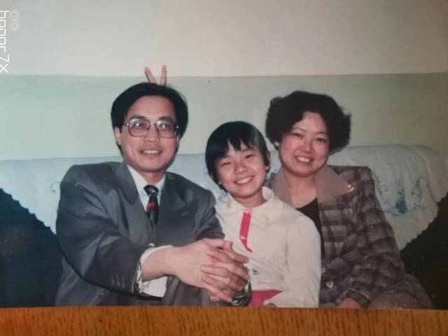 1992年，曹连营一家三口合影，中间是他们9岁的女儿。受访者供图