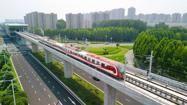 郑许市域铁路上行驶的无人驾驶列车