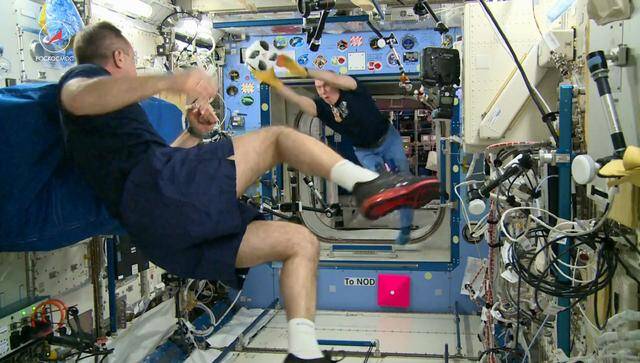 图为2018年，俄罗斯宇航员在国际空间站踢足球（新华社资料图）