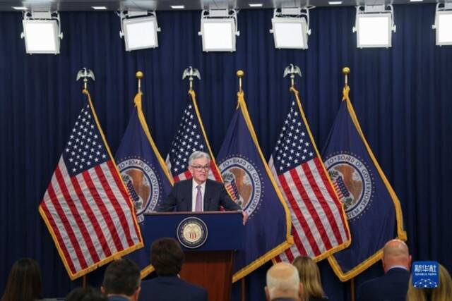  9月21日，美国联邦储备委员会主席鲍威尔在华盛顿出席新闻发布会。新华社发（亚历山大·诺顿摄）