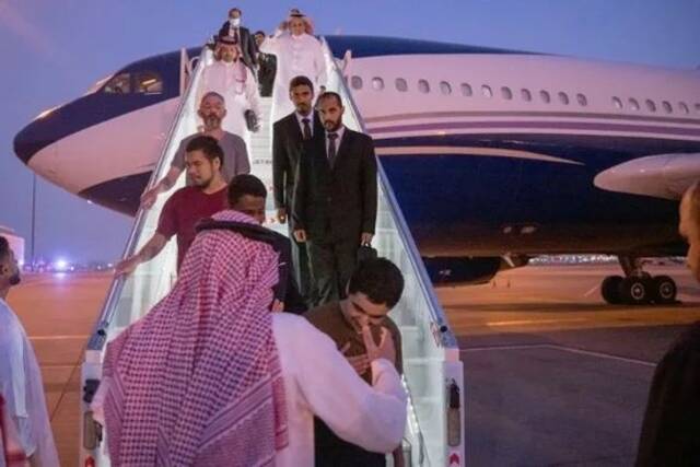 10名获释外国战俘抵达沙特。图源：半岛电视台