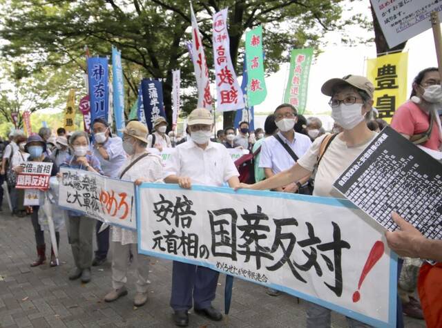 ▲当地时间2022年9月19日，日本东京，1.3万人聚集在位于涩谷区的代代木公园，反对日本政府将于9月27日为前首相安倍晋三举行国葬。图/IC photo