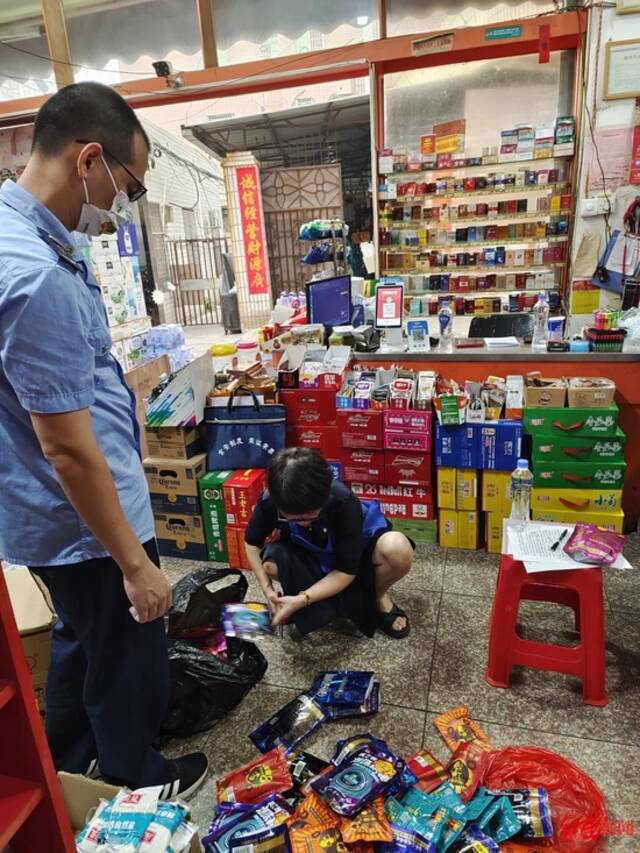 ↑厦门市场监管部门查处某超市售卖的槟榔厦门市市场监督管理局供图