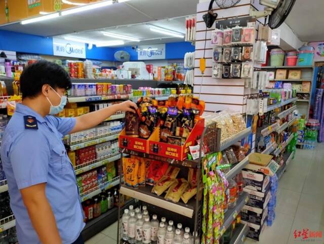 ↑厦门市场监管部门查处超市售卖的槟榔厦门市市场监督管理局供图
