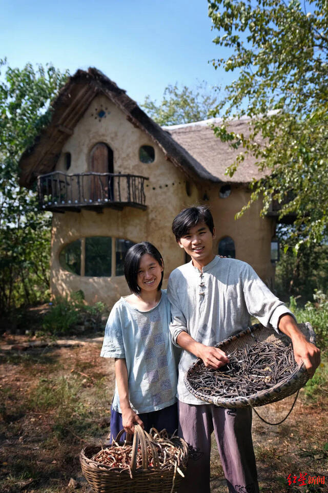 ↑尚剑波和小放在自己亲手建造的土团小屋前受访者供图