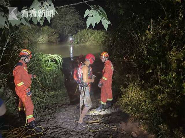 视频｜突降大雨致河流水位暴涨2人被困 消防紧急救援