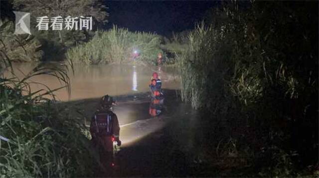 视频｜突降大雨致河流水位暴涨2人被困 消防紧急救援