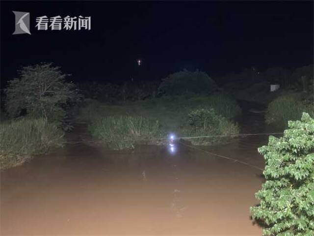 视频｜突降大雨致河流水位暴涨2人被困 消防紧急救援