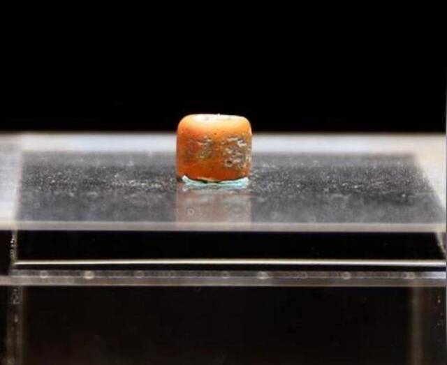 花莲崇德遗址出土的一颗玻璃珠，下月将启程送到美国芝加哥实验室，分析成分，揭开身世之谜。图片来源：台湾《联合报》