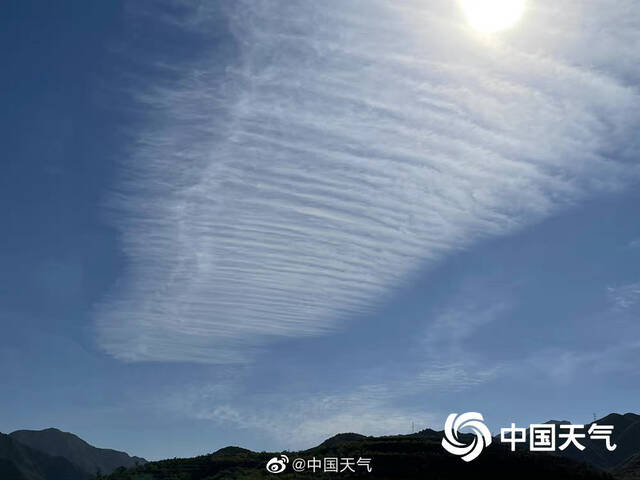 北京蓝天通透 云朵如羽毛飘浮空中