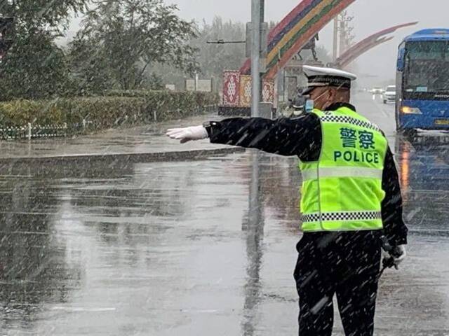  9月22日，内蒙古锡林郭勒盟雨夹雪天气，交警大队加大路面管控和指挥疏导力度。内蒙古交警图