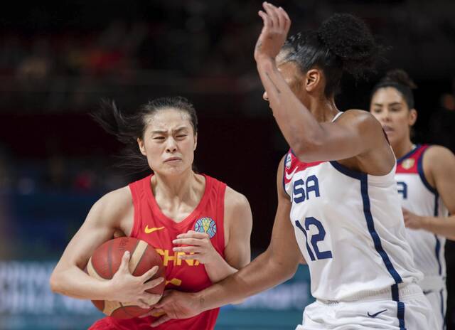 中国女篮球员王思雨（左）在比赛中突破受阻。图/新华社