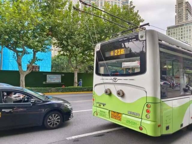 行驶在威海路上的23路电车