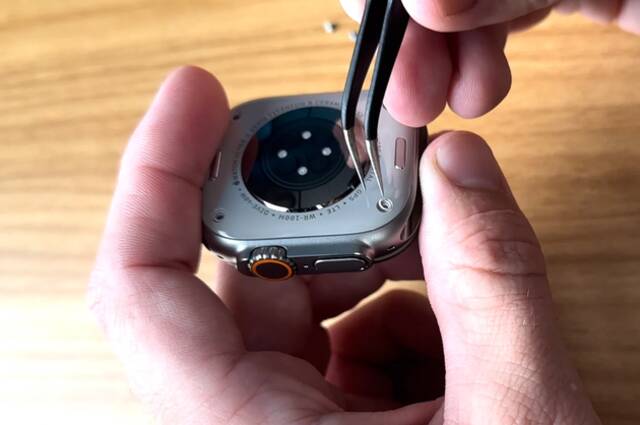 苹果Apple Watch Ultra被拆解，想要复原极度困难
