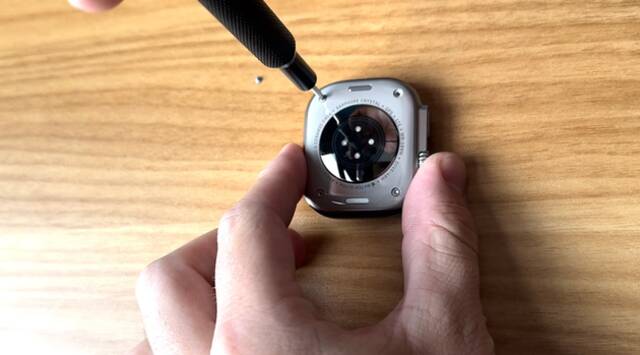 苹果Apple Watch Ultra被拆解，想要复原极度困难