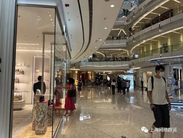  ifc商场内，各大国际一线品牌店外都采取了限流措施，不少顾客在门口排队等待。